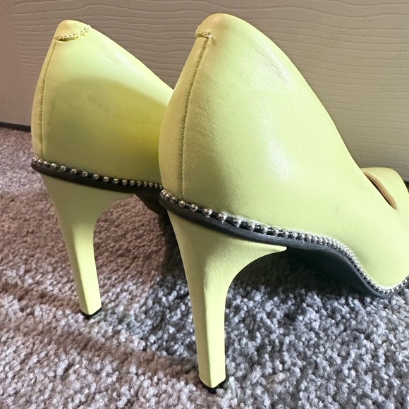 Yellow Studded Bar III Heels sz 6.5 - Picture 4 of 6
